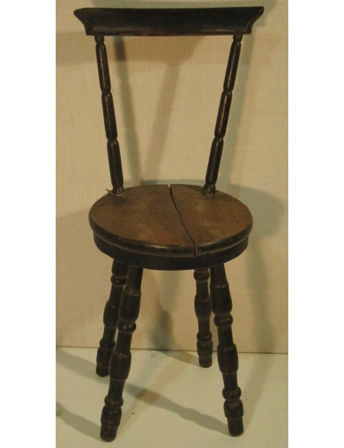 Quattro sgabelli in legno con seduta rotonda, quattro gambe tornite.