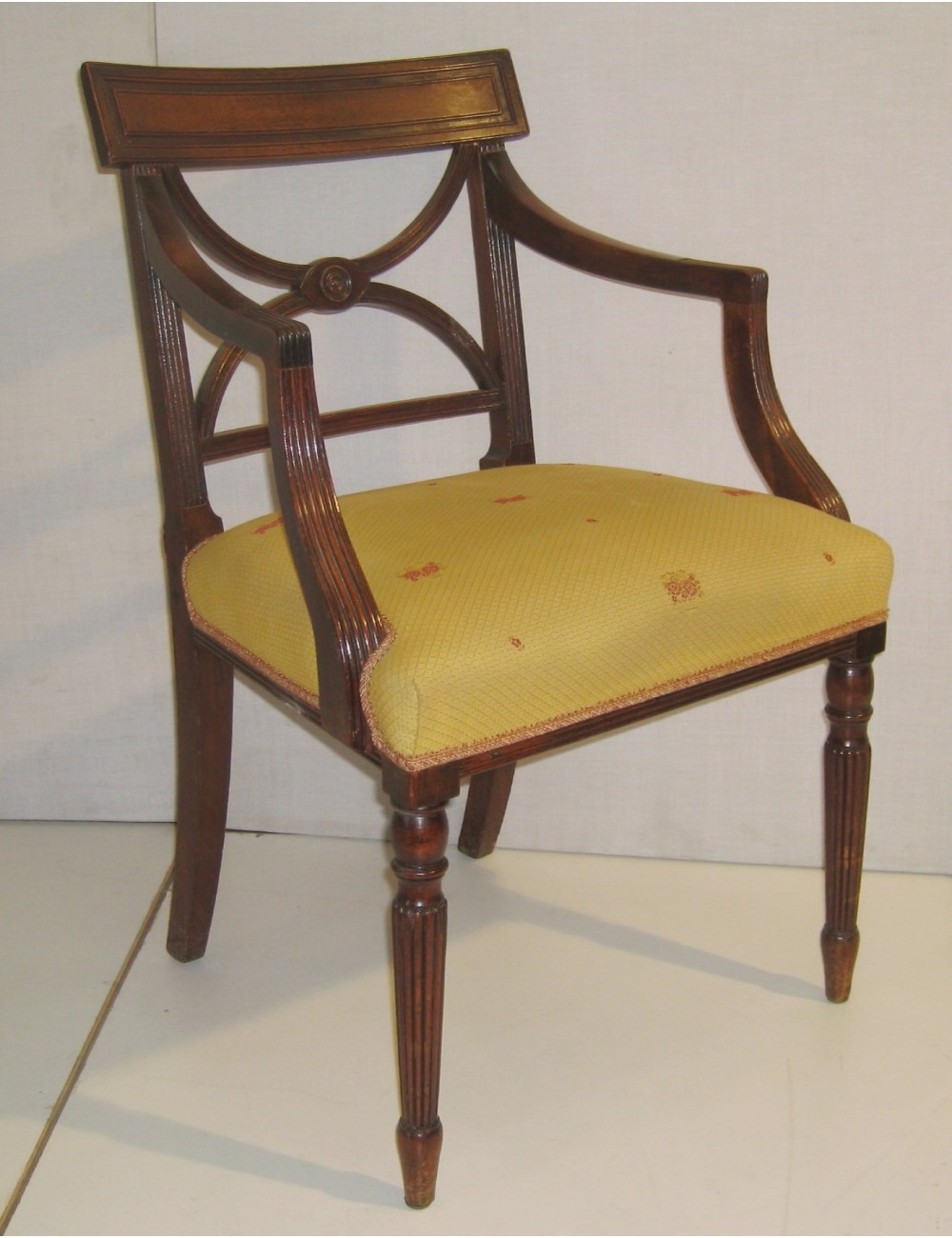Poltrona di epoca Giorgio III in legno di mogano con sedile imbottito Poltrona di epoca Giorgio III in legno di mogano con sedile imbottito