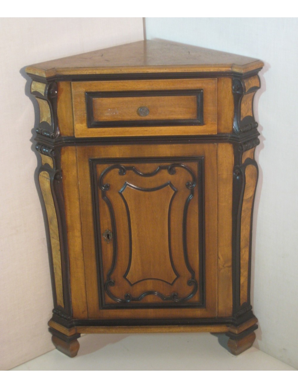 Angoliera stile lombardo in noce, con sagome ebanizzate Angoliera stile lombardo in noce, con sagome ebanizzate
