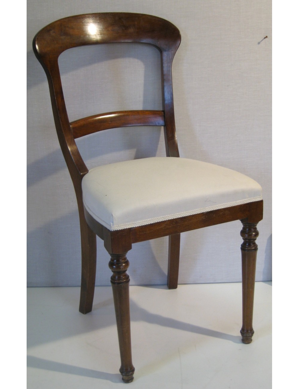Sedia moderna in legno con sedile imbottito Sedia moderna in legno con sedile imbottito