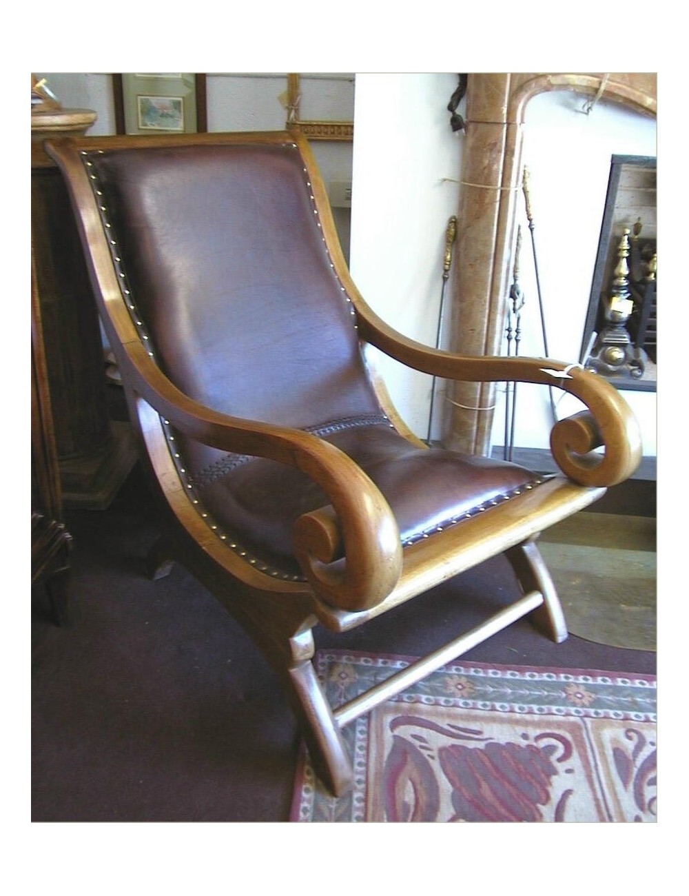 Poltrona legno moderna rivestita in pelle e borchie, schienale e sedile contornati in legno
