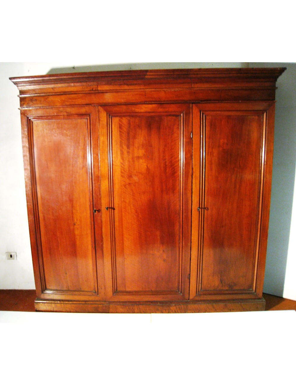Walnut cabinet with three doors 19th century Walnut cabinet with three doors 19th century