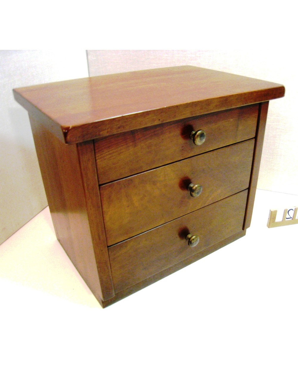Mobiletto moderno con tre cassetti in noce anticato, stile rustico Mobiletto moderno con tre cassetti in noce anticato, stile rustico