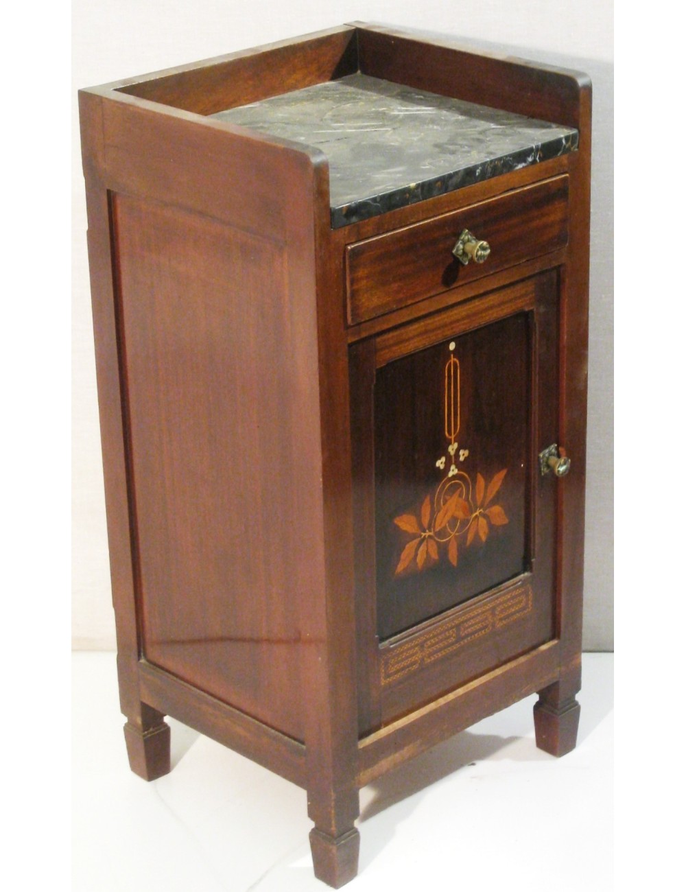 Comodino intarsiato con piano in marmo stile Liberty