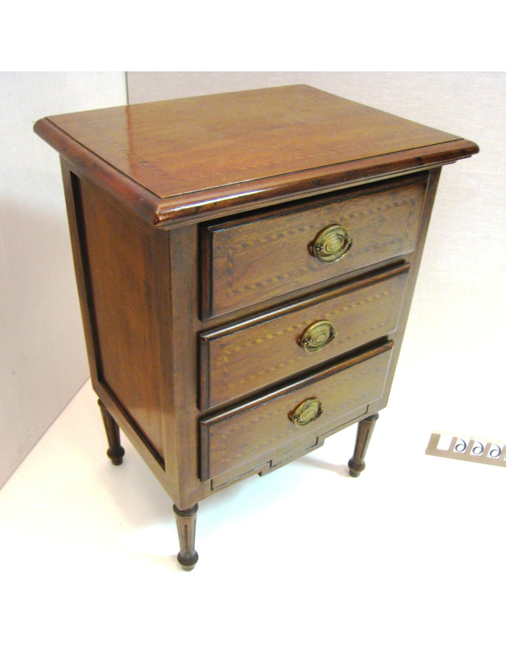 Mobiletto in noce intarsiato, moderno, con tre cassetti , maniglie in ottone brunito Mobiletto in noce intarsiato, moderno, con tre cassetti , maniglie in ottone brunito