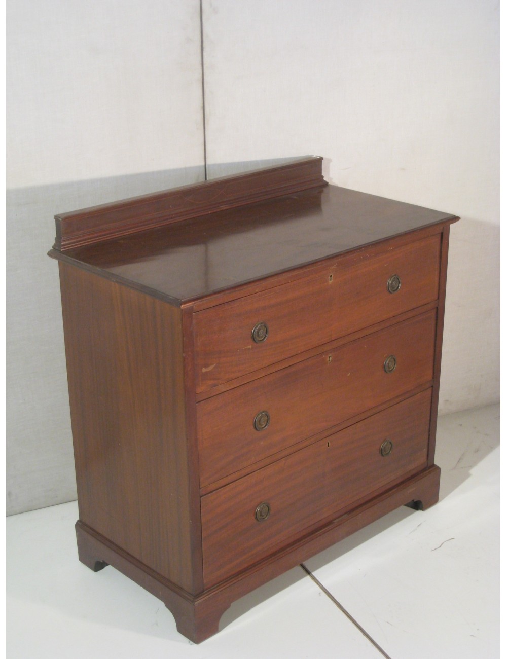 Cassettone mogano Inglese Vittoriano con tre cassetti e alzatina, maniglie bronzate Cassettone mogano Inglese Vittoriano con tre cassetti e alzatina, maniglie bronzate