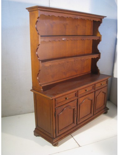 Credenza moderna in rovere a tre ante e tre cassetti, alzata con piattaia a due ripiani con cimasa e laterali sagomati