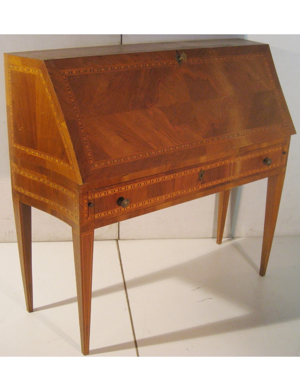 Ribalta moderna in noce intarsiato acero e bois de rose con cassetto Ribalta moderna in noce intarsiato acero e bois de rose con cassetto