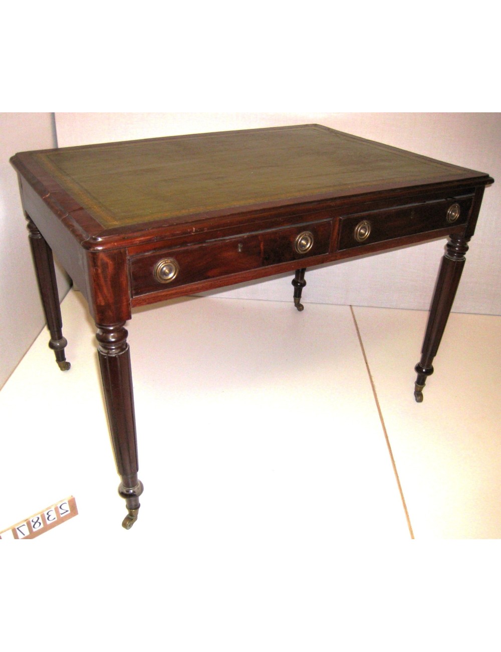 Scrivania / Tavolo con piano in pelle verde, stile inglese, epoca Vittoriana Scrivania / Tavolo con piano in pelle verde, stile inglese, epoca Vittoriana