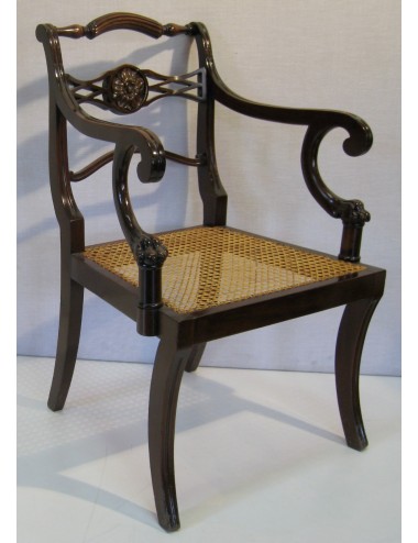 Poltroncina di epoca Georgiana in legno con sedile in paglia di Vienna, schienale con fregi intagliati. Braccioli modanati.