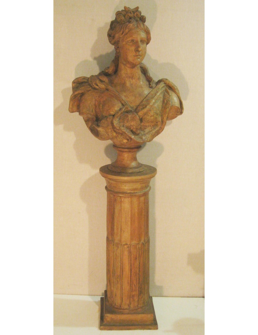 Colonna con statua moderna