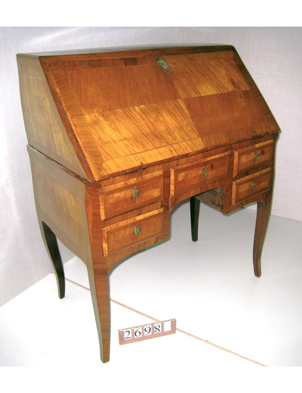 Ribalta epoca Luigi XV in ciliegio e intarsi in bois de rose con piano in pelle Ribalta epoca Luigi XV in ciliegio e intarsi in bois de rose con piano in pelle