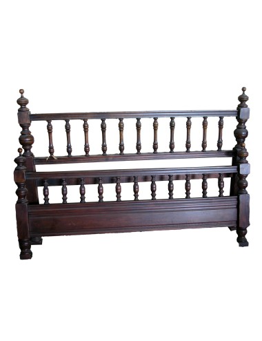Double bed with columns