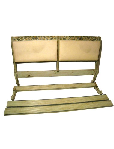 Letto matrimoniale stile classico in legno laccato colore verde chiaro e decori intagliati verde scuro e oro