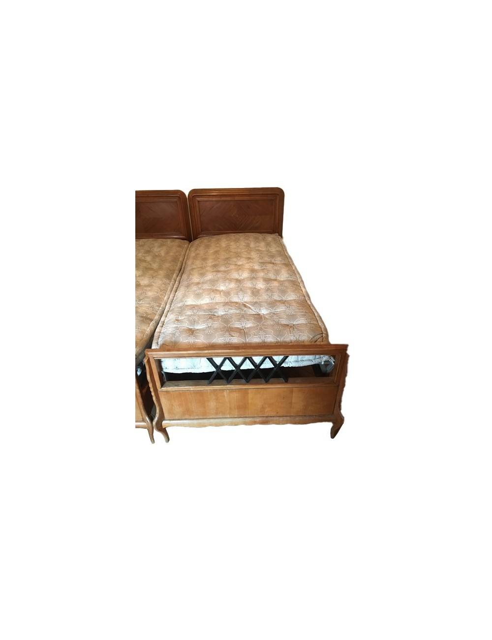 Letto anni '50 con intagli a "X" Letto anni '50 con intagli a "X"
