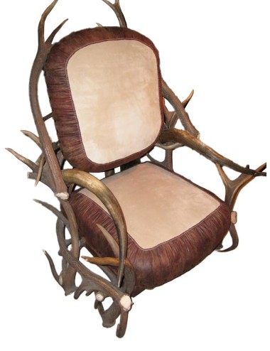Poltrona moderna con sedile e schienale in pelle di due tipi e intelaiatura in corna di cervo