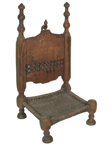 Sedia bassa stile afgano in legno/paglia, intagliata. Schienale traforato con colonnette tornite.