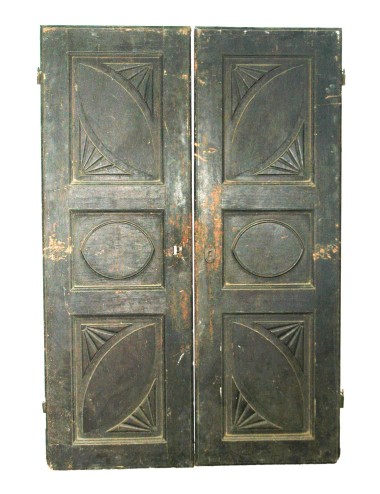 Walnut 2-leaf façade in need of restoration