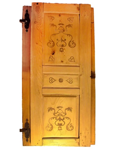 Fir tree door with carvings to be restored
