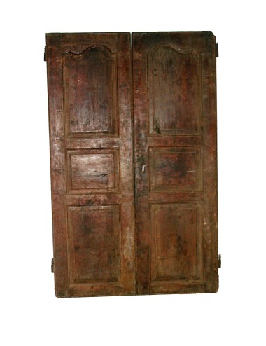Walnut 2-leaf façade in need of restoration