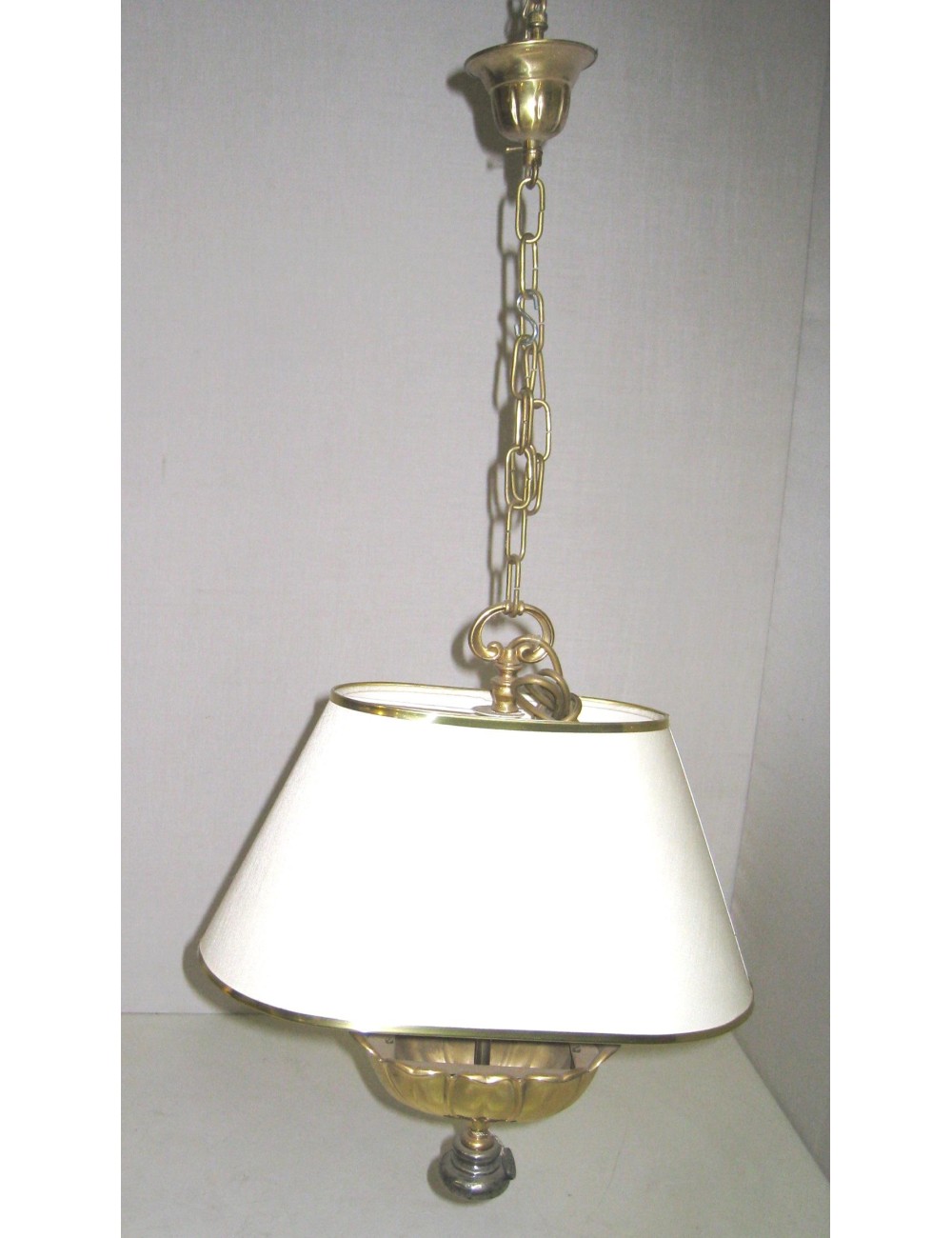 Lampadario moderno in pergamena Lampadario moderno in pergamena