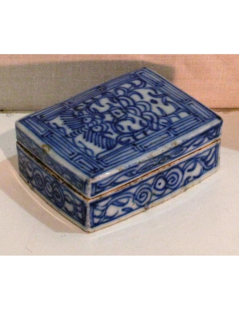 Scatola laccata bianco e blu in ceramica