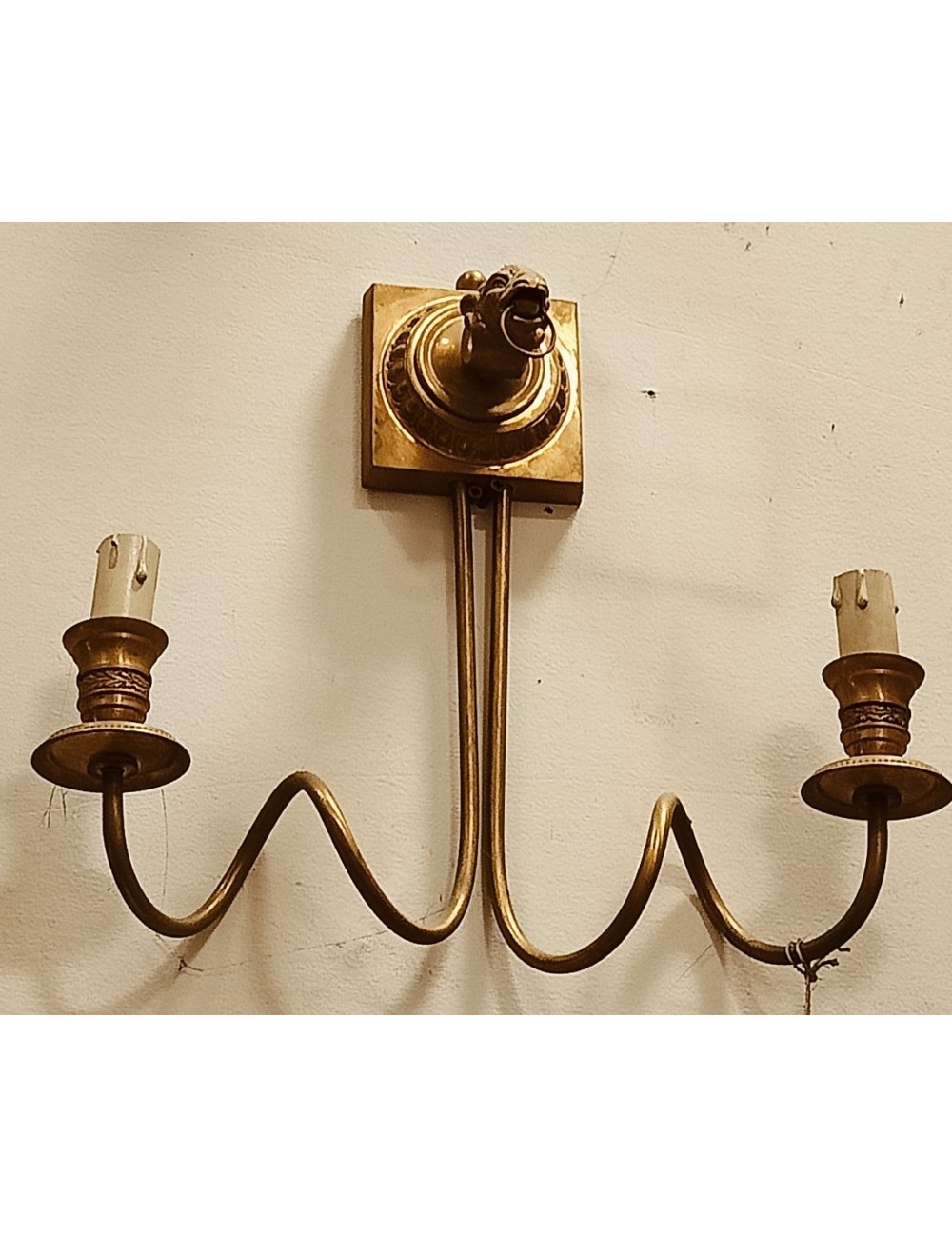 Applique moderne in ottone