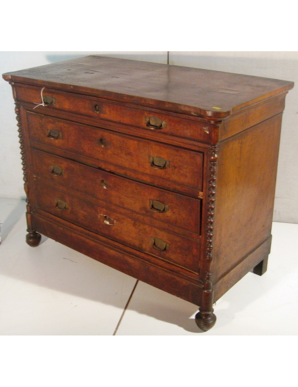 Cassettone lombardo con colonne tornite in noce/radica, con quattro cassetti.