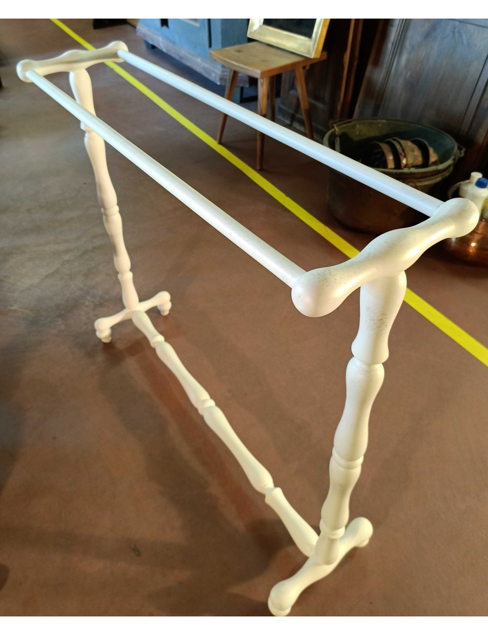 Stendino in legno laccato bianco