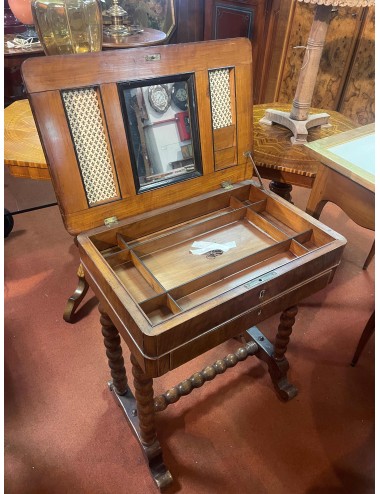 Tavolino in mogano modanato