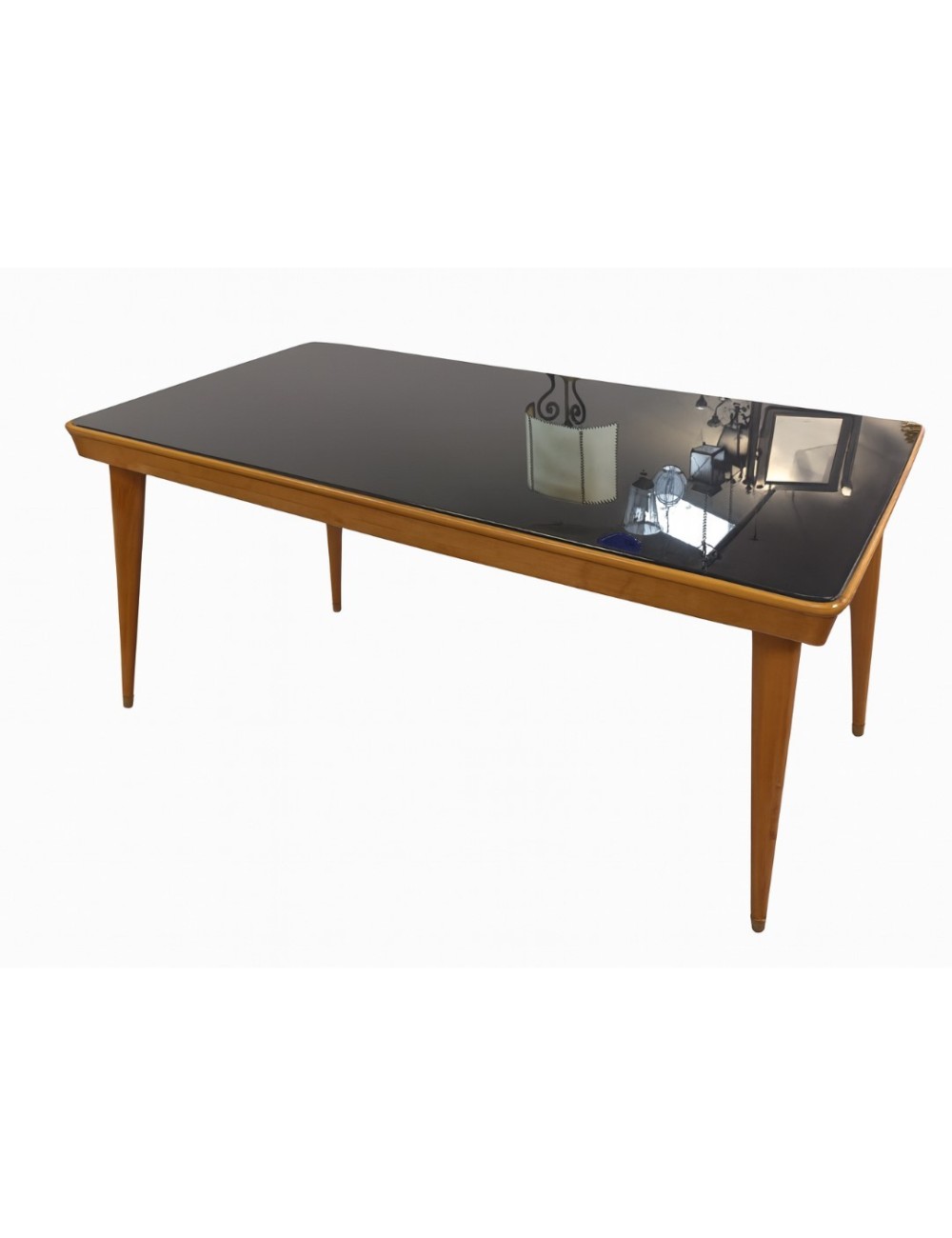 Elegante tavolo rettangolare con piano in cristallo nero e puntali in ottone