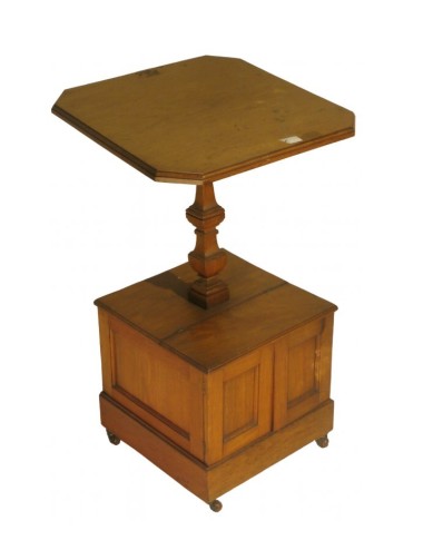 English Victorian light mahogany coffee table