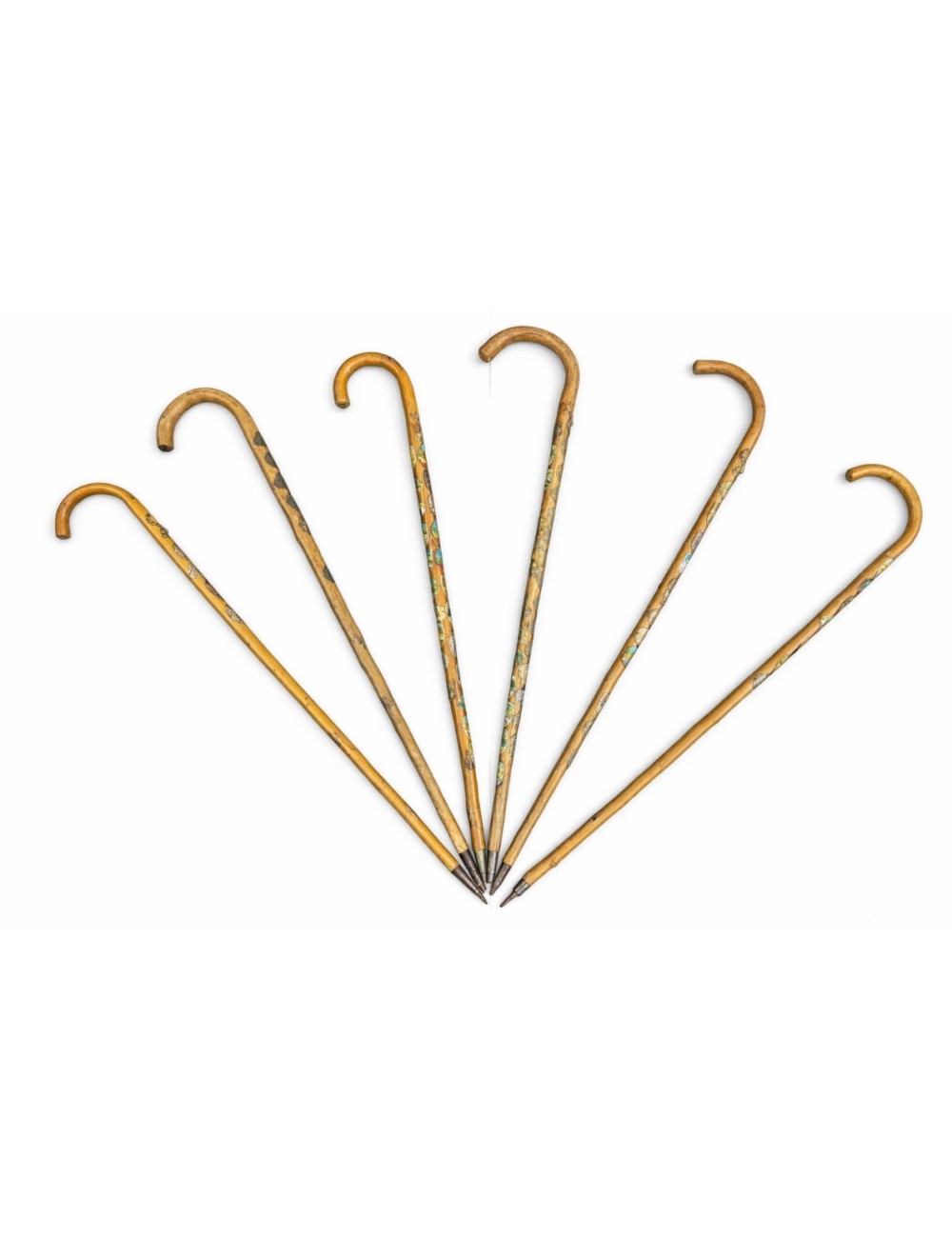 Gruppo di sei bastoni da passeggio d’epoca, realizzati in legno naturale con placche e stemmi metallici lungo il fusto