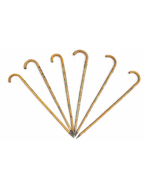 Gruppo di sei bastoni da passeggio d’epoca, realizzati in legno naturale con placche e stemmi metallici lungo il fusto