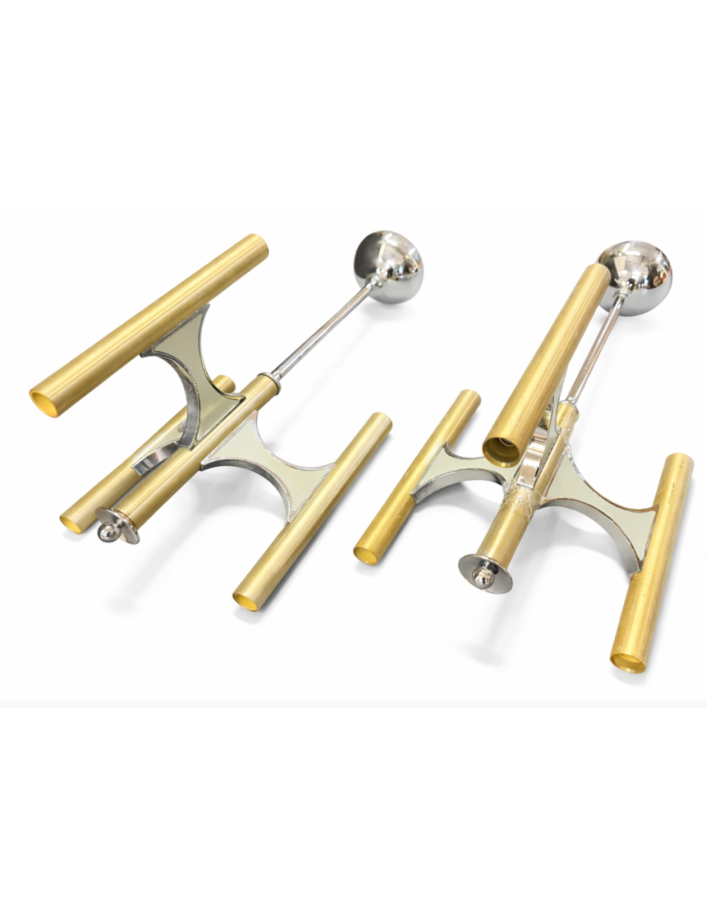 Coppia di lampadari attribuibili a Gaetano Sciolari, realizzati in ottone satinato e metallo cromato