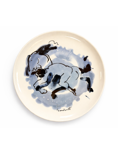 Piatto decorativo in ceramica smaltata, caratterizzato da una decorazione pittorica a mano