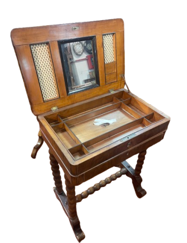 Tavolino in mogano modanato