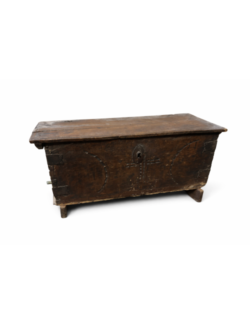 Cassapanca in noce del '700 con borchie decorative