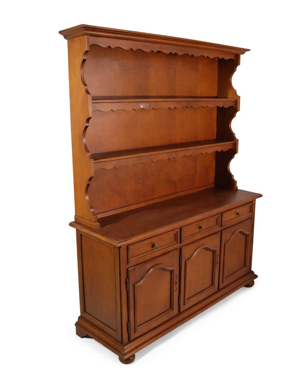 Credenza moderna in rovere a tre ante e tre cassetti, alzata con piattaia a due ripiani con cimasa e laterali sagomati