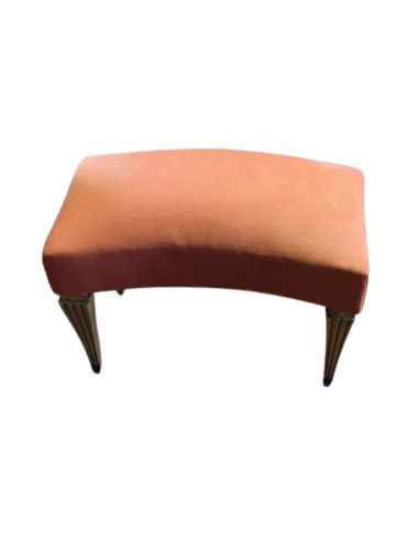 Pouf moderno a pianta semicircolare con quattro gambe scanalate